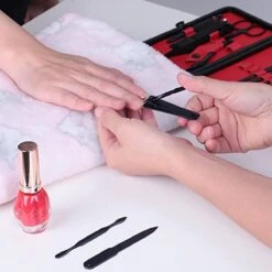 In Round Nagelset 16-delig Met Etui – Manicure Set – Pedicure Set - Staal – Zwart / Rood – Nagelsetje – Nagel Knipper – Nagelknipper – Manicureset – Nagelschaar – Pedicureset – Nagelverzorging – Nageltang – Nail Clipper -Cosmeticawinkel 1200x1200 1059