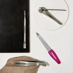 Tweezerman Mini Nagelset - RVS - Manicureset Met Nagelvijl, Nagelknipper, Bokkenpoot En Nagelriemknipper - Roze -Cosmeticawinkel 1200x1200 1068