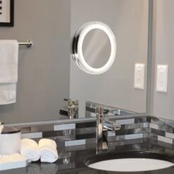 Navaris LED Make-up Spiegel - Vergrotende Cosmeticaspiegel - 360° Draaibaar - 5x Vergroting - Met Zuignap - Badkamerspiegel - Reisspiegel - Zilver -Cosmeticawinkel 1200x1200 1175