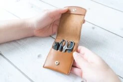 Merkloos Manicure Set - Travel Kit - Luxe 4-delige Set - Met Lederen Opbergetui - Voor Handverzorging - Voetverzorging - Gezichtsverzorging - Nagelschaartje 13 Merkloos Manicure Set - Travel Kit - Luxe 4-delige Set - Met Lederen Opbergetui - Voor Handverzorging - Voetverzorging - Gezichtsverzorging - Nagelschaartje -Cosmeticawinkel 1200x800 25