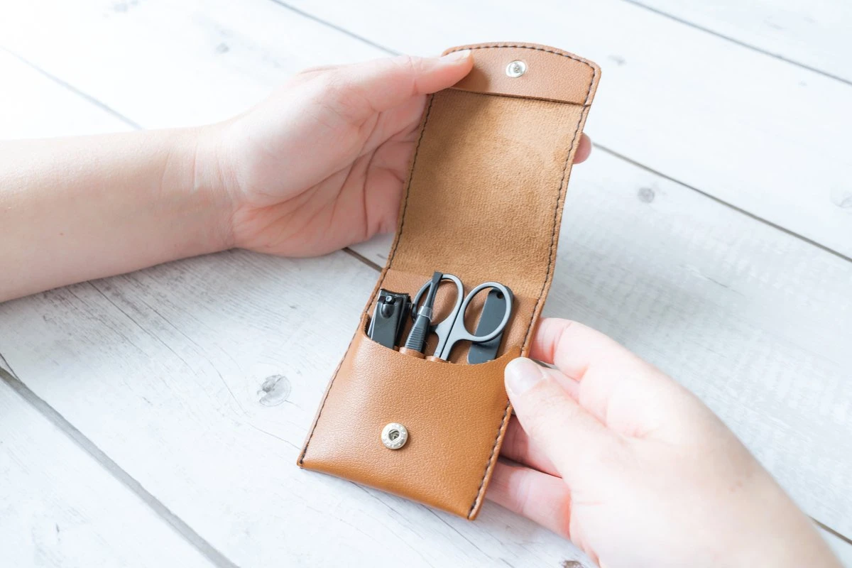 Merkloos Manicure Set - Travel Kit - Luxe 4-delige Set - Met Lederen Opbergetui - Voor Handverzorging - Voetverzorging - Gezichtsverzorging - Nagelschaartje 7 Merkloos Manicure Set - Travel Kit - Luxe 4-delige Set - Met Lederen Opbergetui - Voor Handverzorging - Voetverzorging - Gezichtsverzorging - Nagelschaartje - Afbeelding 7