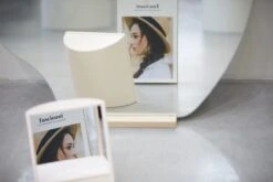 MRMR - The Non-reversing Mirror - Zonder Links & Rechts Gespiegeld - Make Up Spiegel -Cosmeticawinkel 1200x800 28