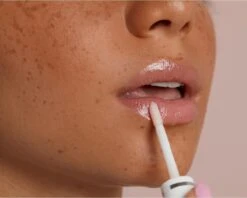 Labello Caring Lip Oil Dress Nude - 5.5 Ml 11 Labello Caring Lip Oil Dress Nude - 5.5 Ml -Cosmeticawinkel 1200x962