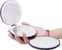 UNIQ Drievoudige Compacte Reisspiegel Met LED (vergroting 5x En 10x) - Make Up Spiegel Met Verlichting - Zwart -Cosmeticawinkel 1200x965 1