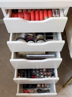 Jumanah® Collections - "Sorted" Large Lip Set - Make Up Organizer - Ladeverdeler - Lade Organizer - Transparant - Acryl - Kunststof - Ikea Alex 5 Ladeblok 17 Jumanah® Collections - "Sorted" Large Lip Set - Make Up Organizer - Ladeverdeler - Lade Organizer - Transparant - Acryl - Kunststof - Ikea Alex 5 Ladeblok -Cosmeticawinkel 893x1200 1