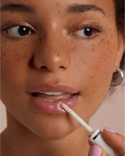 Labello Caring Lip Oil Dress Nude - 5.5 Ml 10 Labello Caring Lip Oil Dress Nude - 5.5 Ml -Cosmeticawinkel 962x1200